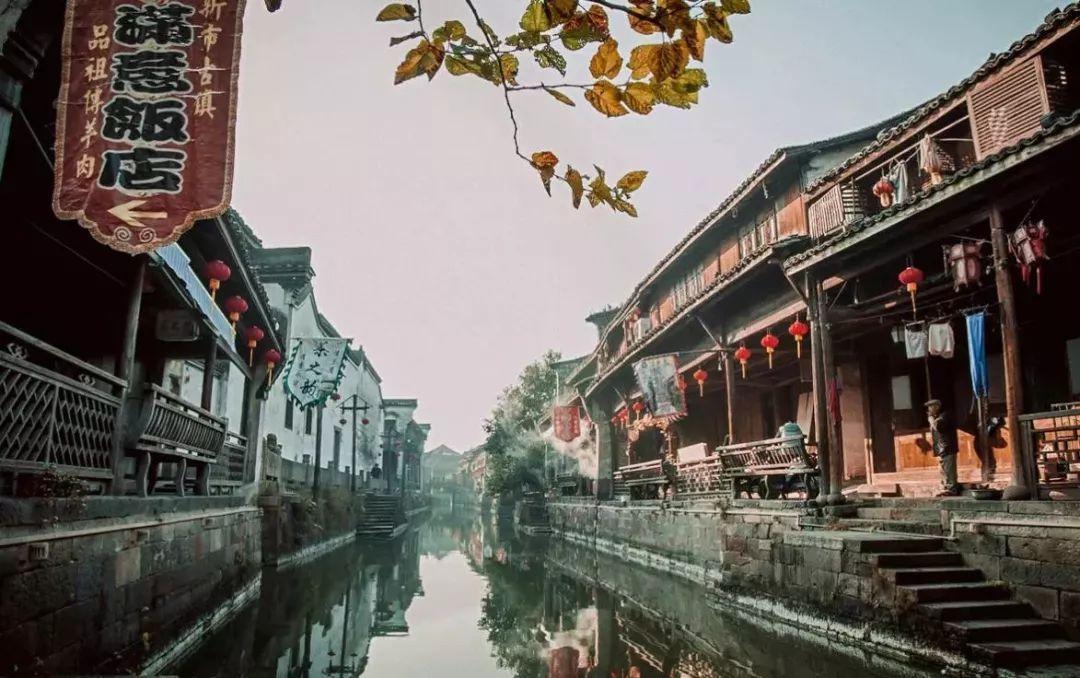 1岁妹妹趴床上叫5岁哥哥起床,哥哥一把搂住妹妹,画面太暖了!